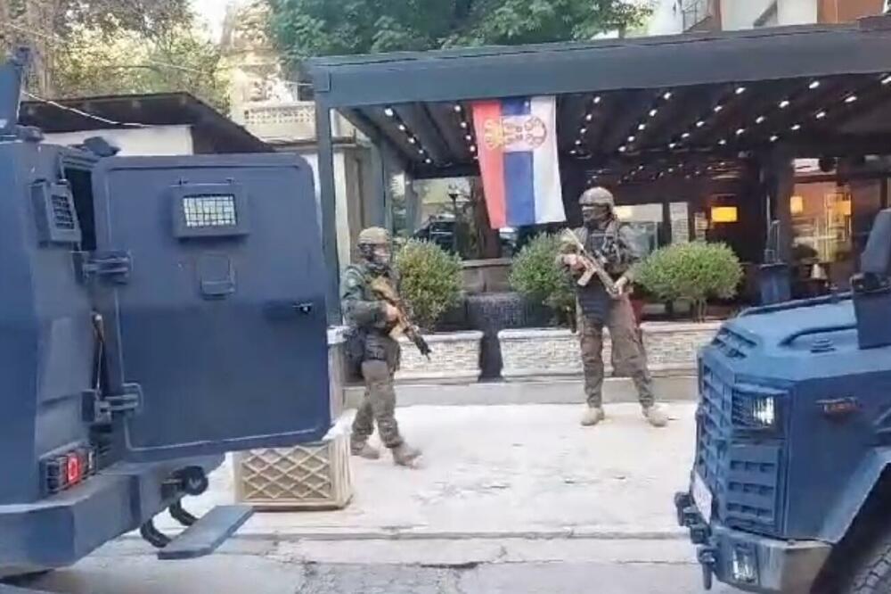 SPECIJALCI KOSOVSKE POLICIJE S PRSTOM NA OBARAČU ISPRED VRTIĆA! Ovo su jutros gledala deca u Kosovskoj Mitrovici (VIDEO)