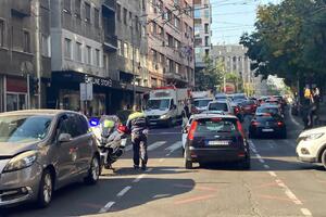 CRNOGORKA VOZILA "PEŽO" PA SE ZAKUCALA U "MERCEDES": Povređena nakon što nije propustila drugo vozilo na raskrsnici u Vršcu