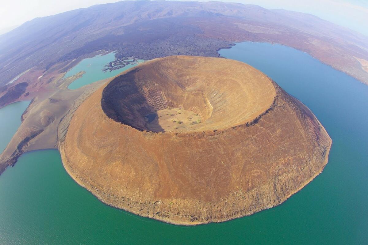 Самый крупный кратер на земле. Кратер Набийотум, Кения.. Кратер Набийотум в озере Туркана,.