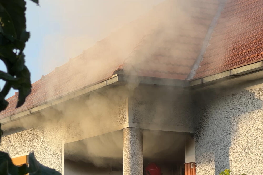 "UTRČAO SAM SA PROTIVPOŽARNIM APARATOM, ALI UZALUD": Vatra izbila u porodičnoj kući u Ljubiću, vatrogasci odmah stigli (FOTO)