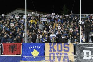 OBEŠENI SRBI, GROBLJE I TENK! Skandalozna PROVOKACIJA na Kosovu i Metohiji: JEZIVE PRETNJE navijača Trepče! (FOTO)