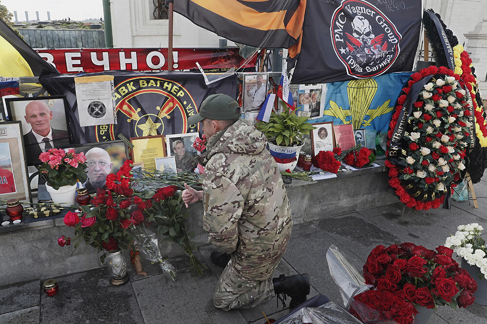 40 DANA OD POGIBIJE PRIGOŽINA: Majka i sin položili cveće na grob, Vagnerovci mu odaju počast širom Rusije (FOTO)