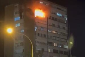 VELIKI POŽAR U KRAGUJEVCU: Gori višespratnica u centru grada, vatra kulja kroz prozore! Vatrogasne ekipe na terenu (VIDEO)