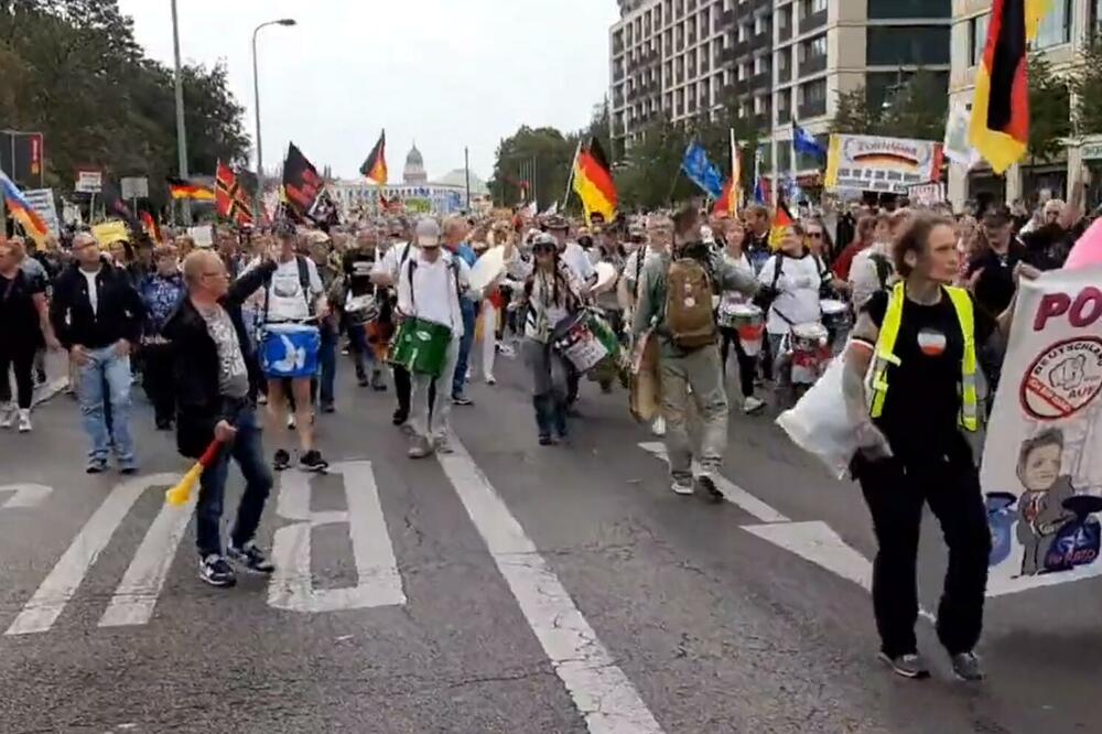PROTEST U BERLINU: Građani protiv slanja oružja Ukrajini (VIDEO, FOTO)
