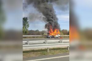 BUKTINJA NA AUTO-PUTU, VATRA GUTA VOZILO: "Fiat" u plamenu na Milošu Velikom kod Ljiga, prolaznici pomažu vozaču (VIDEO)