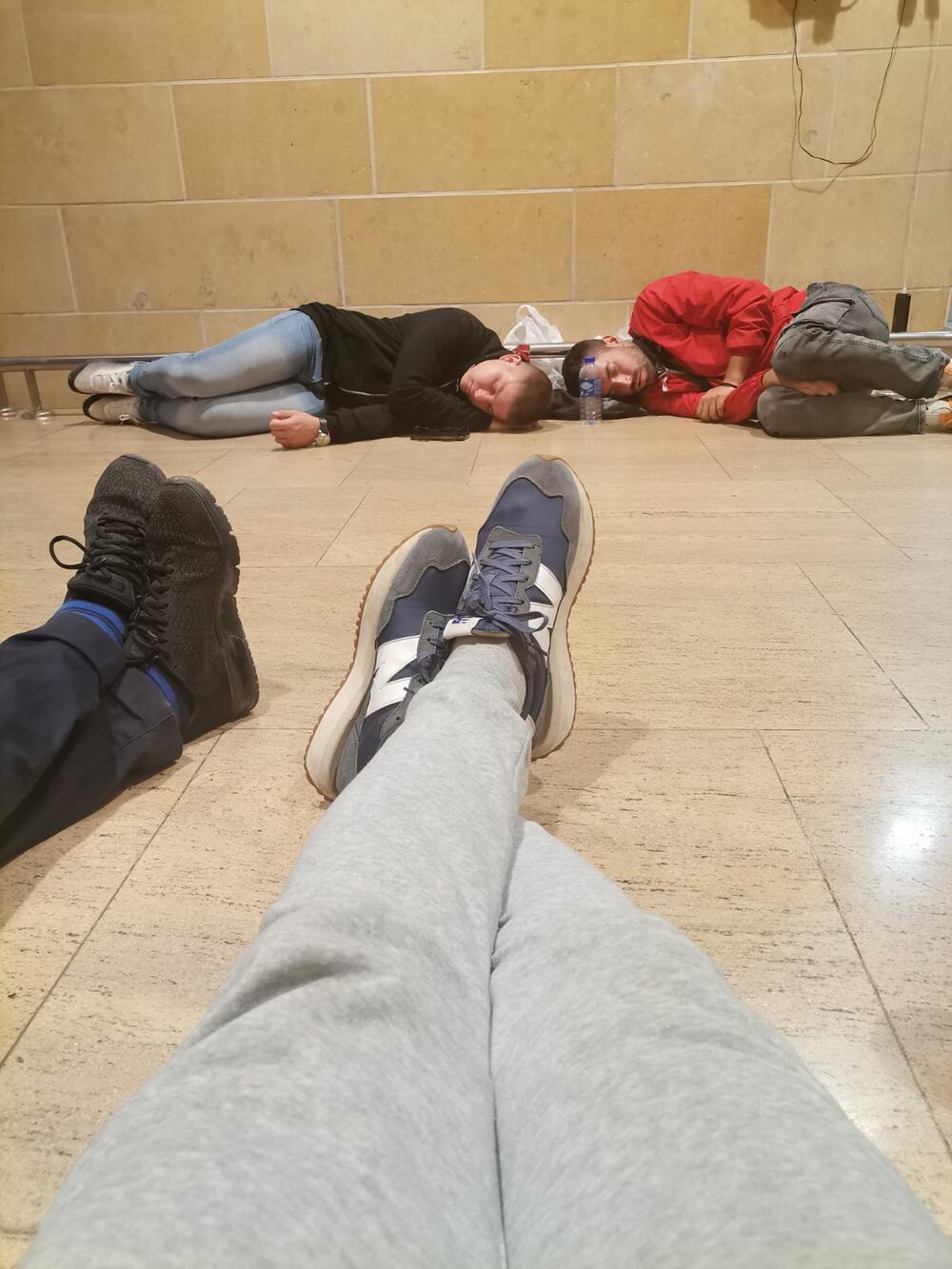 Spavali na podu