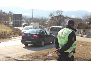 OČEKUJU SE GUŽVE NA SVIM PUTNIM PRAVCIMA: Saobraćajna policija najavila mere za vikend uz apel vozačima da tokom vožnje URADE OVO!