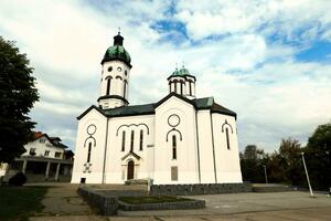 SVETINJA IZNAD GRADA: Vek i po Pokrovske crkve u Loznici (FOTO)