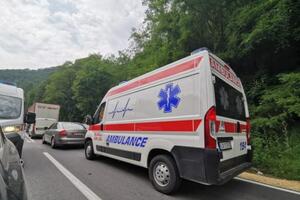 MINISTARSTVO ODBRANE: Povređena 2 pripadnika Vojske Srbije prilikom prevrtanja vojnog motornog vozila auto-cisterne