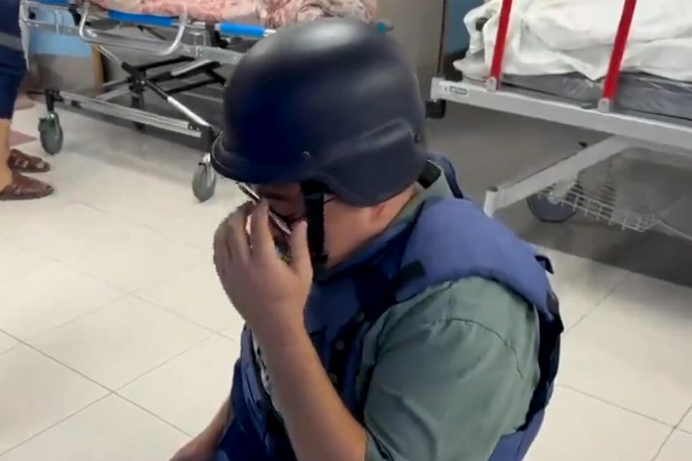 "VIDEO SAM STVARI KOJE NIKADA NEĆU MOĆI DA ZABORAVIM" Novinar na kolenima gorko zaplakao zbog prizora iz bolnice u Gazi (VIDEO)