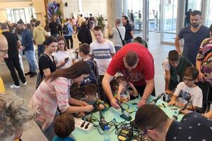 Najmlađi ljubitelji novih tehnologija na „Maker Fest“ manifestaciji u NTP NS