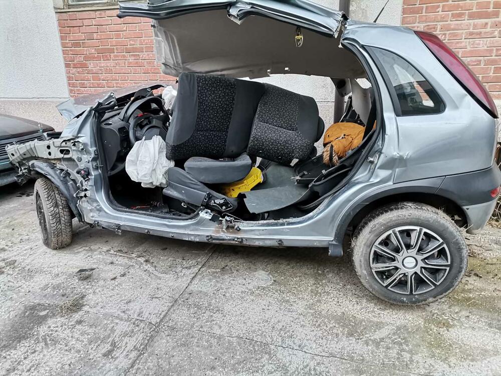 smrskani automobil nakon jezivog udesa u kom je poginuo mladić iz okoline sombora