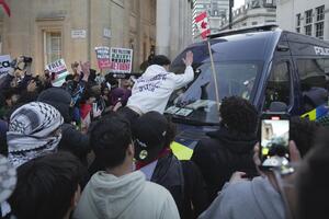 HAOS U LONDONU! HILJADE LJUDI PODRŽALO PALESTINU: Demonstranti bacali flaše, plakate i baklje na policiju! (VIDEO, FOTO)