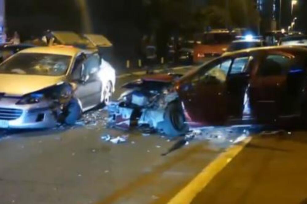 TEŠKA SAOBRAĆAJNA NESREĆA U RAKOVICI: 3 automobila potpuno smrskana, 3 osobe prevezene u Urgentni (VIDEO)