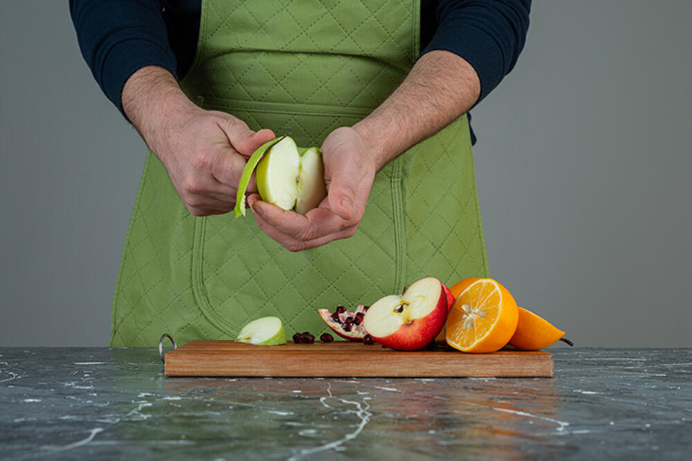 DA LI TO ISPRAVNO RADITE: Ovo MORATE da znate kada ljuštite povrće i voće!