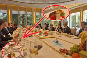 STOLNJAK SA ZLATNIM VEZOM, SVAKOM PO TRI ČAŠE Na tanjiru neobično meze! Ovako su predsednik i delegacija Srbije dočekani u Pekingu