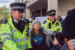 GRETA TUNBERG UHAPŠENA U LONDONU: Aktivistkinja završila u policiji zbog protesta ispred hotela sa 5 zvezdica (VIDEO)