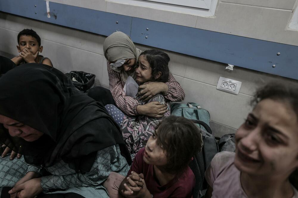 NAJPOTRESNIJI PRIZORI IZ BOLNICE U GAZI: Ljude operišu na podu bez anestezije, svuda povređene žene i deca, a pored njih... (FOTO)