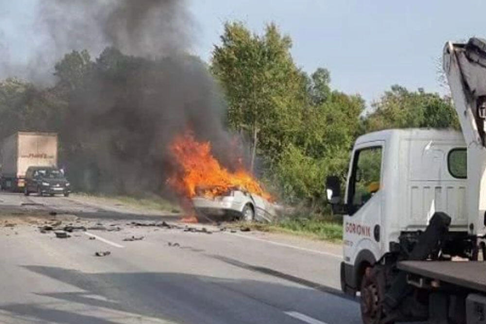 NESREĆA KOD POŽAREVCA Automobil se zapalio nakon sudara sa kamionom, POGINULA JEDNA OSOBA (VIDEO/FOTO)