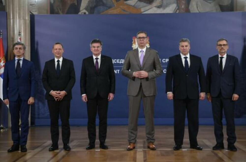 Predsednik Aleksandar Vučić sa predsavnicima Velike petroke nakon poslednjih razgovora o KiM