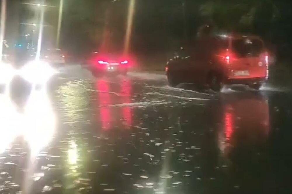 "TO NIJE PUT, NEGO REKA DO BUDVE" Nevreme u Crnoj Gori: Voda preplavila ulice i puteve, pojavili se i odroni