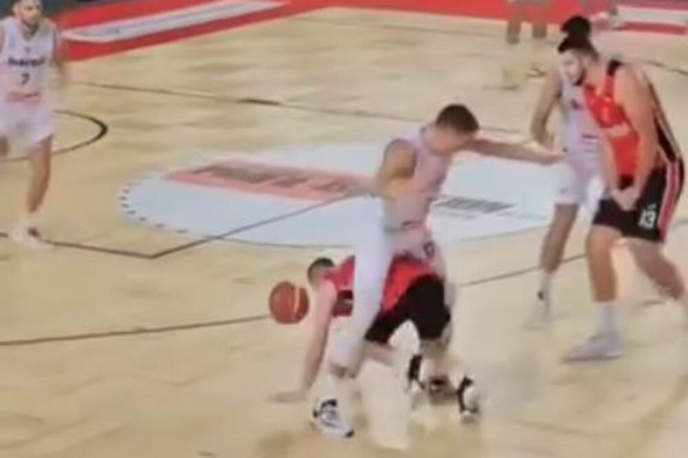 POTEZ VEKA DOLAZI IZ BOSNE: Košarkaš se provukao kroz noge rivalu, potom postigao koš! VIDEO