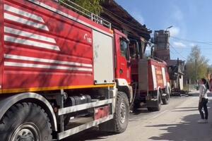 STRAVIČAN POŽAR KOD NOVOG PAZARA: Teško povređen vatrogasac, fabrika POTPUNO IZGORELA (VIDEO)
