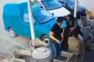 AUTOMOBIL ULETEO U BAŠTU PUNU LJUDI Jedan od gostiju pio kafu, nije se ni mrdnuo sa mesta (VIDEO)