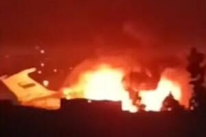 PREVOZIO MISTERIOZNI VOJNI TERET: Ovo je avion ruskog Ministarstva odbrane koji nestaje u plamenu na pisti u Tadžikistanu (VIDEO)