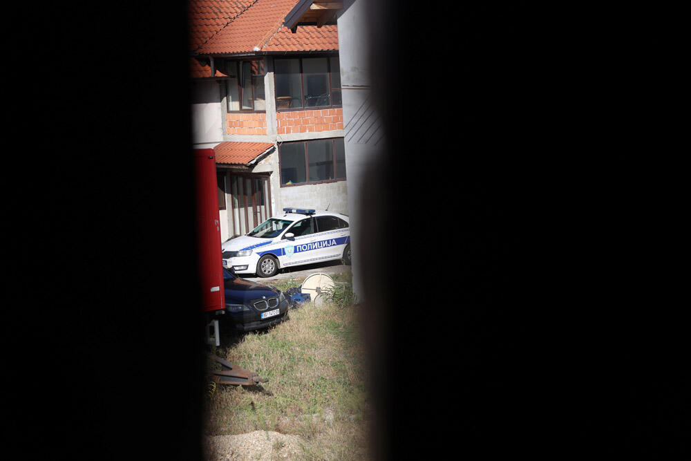Policija dežura ispred kuće u Borči