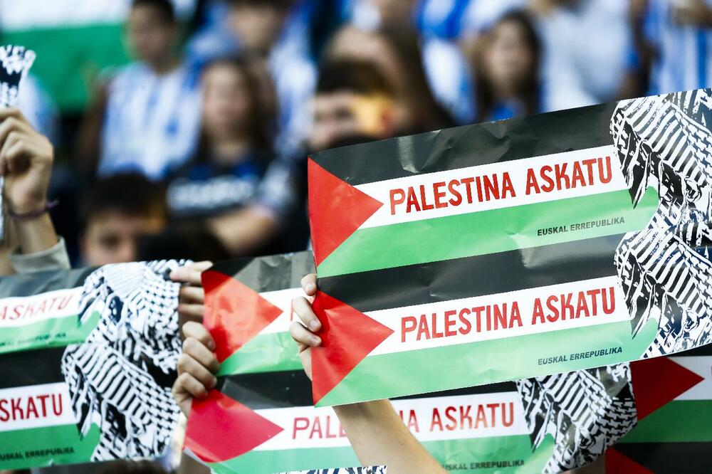 OVA SLIKA OBILAZI SVET! Navijači Livorna pružili podršku narodu Palestine, pa razvili transparent KOSOVO JE SRBIJA (FOTO)