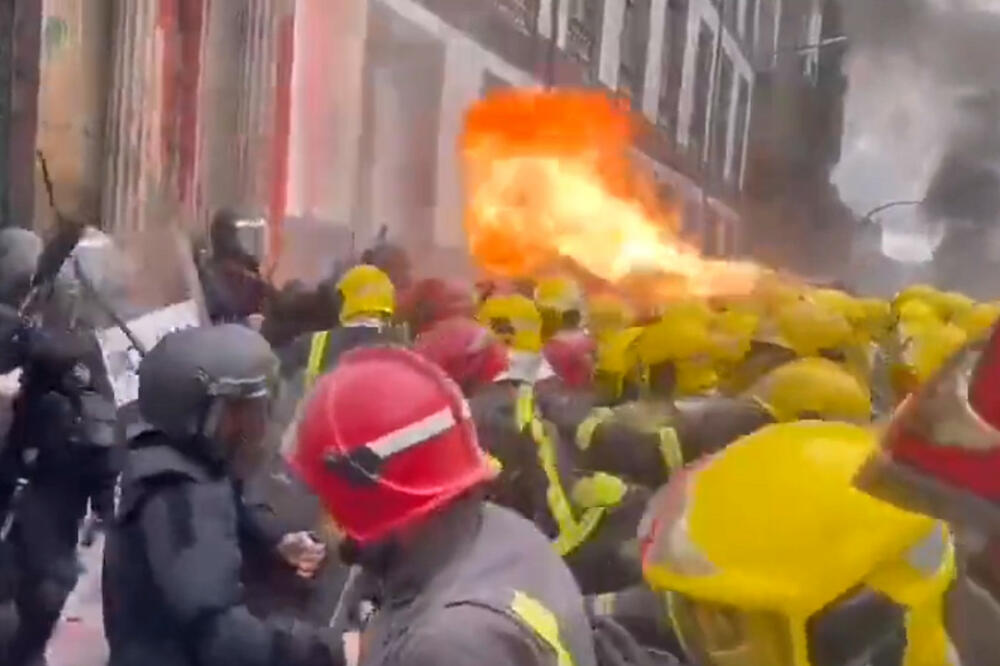VATROGASCI NAPALI POLICIJU, KRV PALA TOKOM PROTESTA: Pogledajte scene haosa u Španiji, koristili VATRU KAO ORUŽJE (VIDEO)