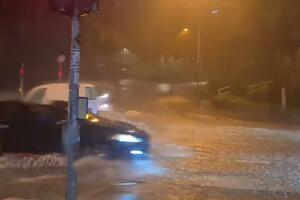 REKE TEKU NIZ ULICE, AUTOMOBILI IDU KROZ VODU: Haos u Hrvatskoj, pala ogromna količina kiše (VIDEO)