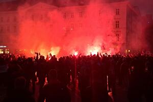 KURIR U LAJPCIGU! Nestvarna BAKLJADA DELIJA: Korteo sa navijačima krenuo put "Red Bul Arene"! Nek se spreme Nemci - GOREĆE STADION