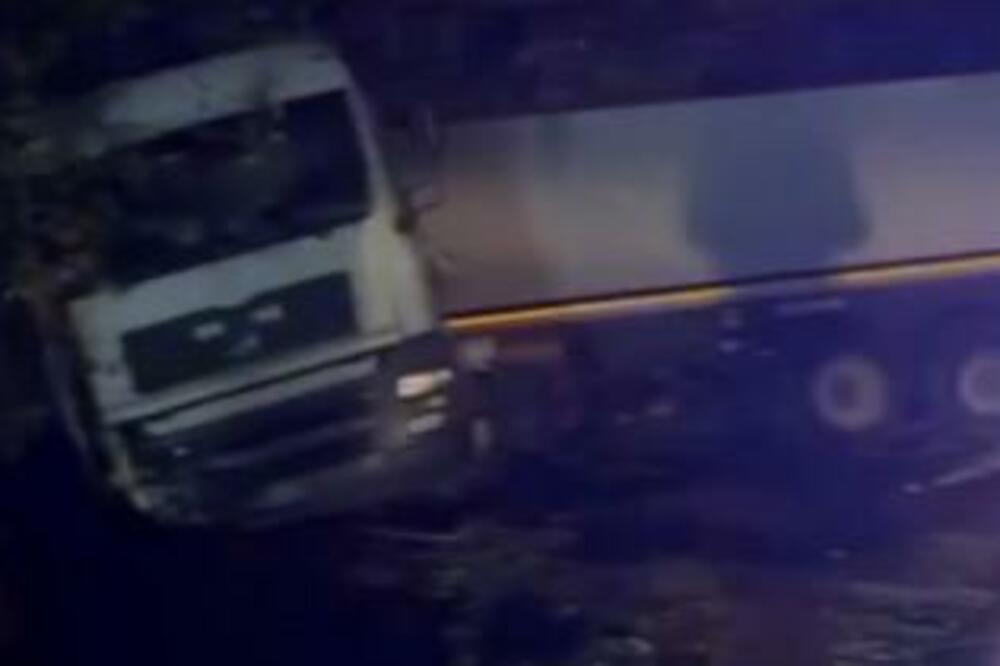 TRAGEDIJA U VELIKOJ BRITANIJI Kamion udario grupu ljudi, poginuo muškarac