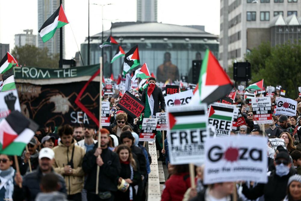 MASOVNI PROTESTI U LONDONU: Hiljade ljudi podržalo Palestince (FOTO)