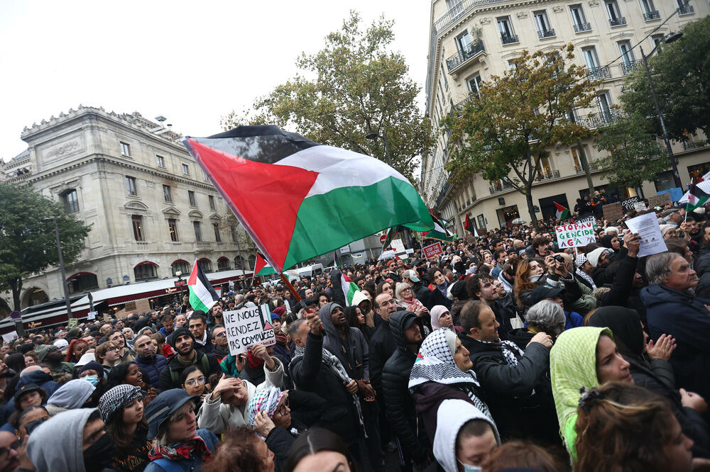 PODRŠKA PALESTINCIMA I U PARIZU: Okupljeni traže da se otvori humanitarni koridor u Pojasu Gaze (FOTO)