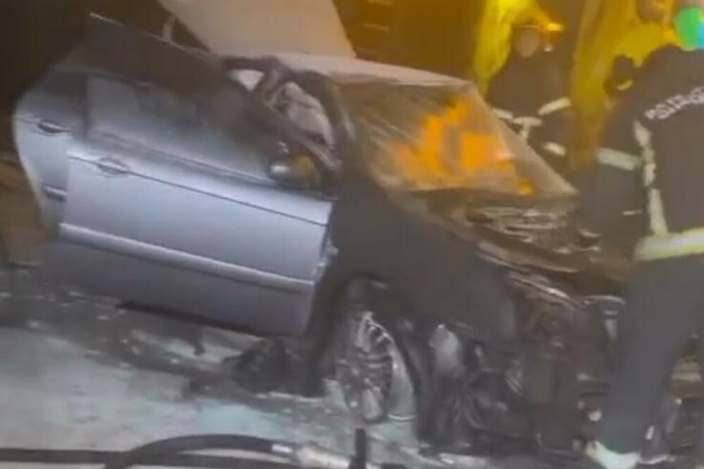 POSLE UDARA AUTO SE ZAPALIO, DVOJE POVREĐENIH U BOLNICI! Teška saobraćajna nesreća na Karaburmi, saobraćaj BLOKIRAN! (VIDEO)