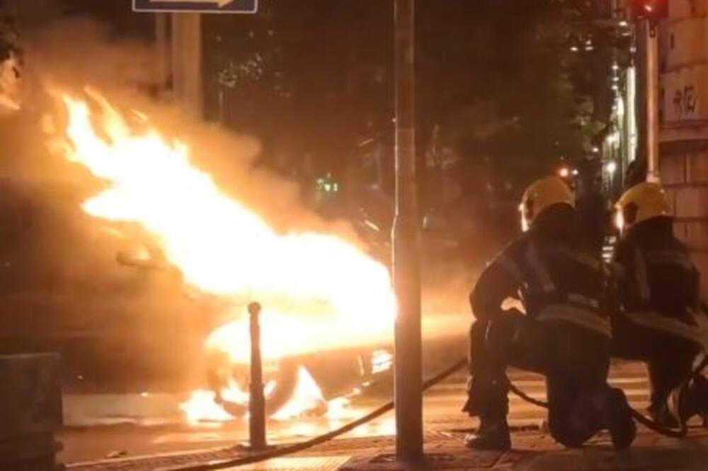 STRAŠAN PRIZOR U CENTRU BEOGRADA: Plamen guta vozilo, snimljena UZNEMIRUJUĆA scena! Policija i vatrogasci na licu mesta VIDEO