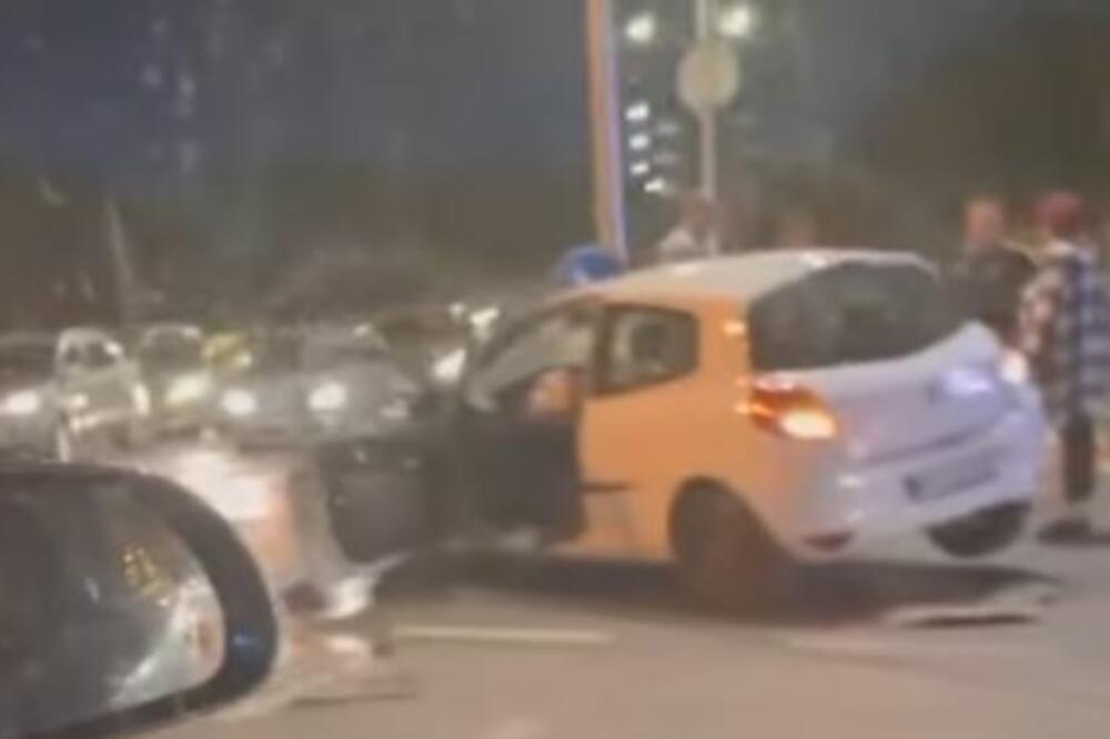 TEŠKA SAOBRAĆAJKA NA NOVOM BEOGRADU: Dva automobila se sudarila u Tošinom bunaru, jedan se potom zakucao u banderu (VIDEO)