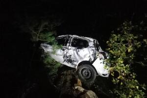 STRAŠNA SAOBRAĆAJNA NESREĆA KOD CETINJA: Vozač renoa sleteo u provaliju duboku 150 metara, vatrogasci ga spasili