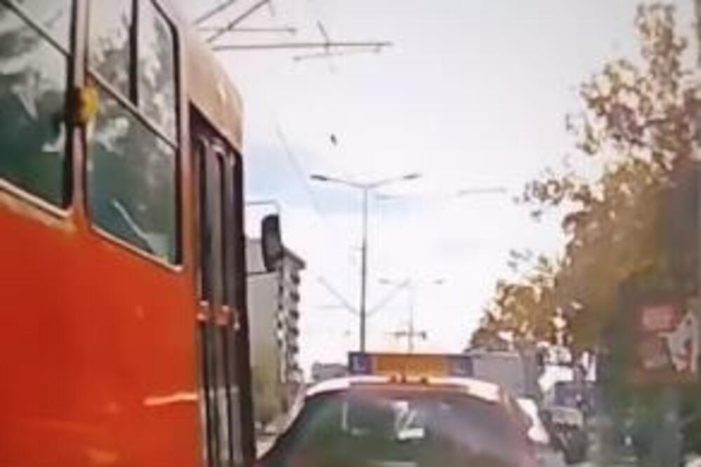 SUDAR NA AUTOKOMANDI: Tramvaj se zakucao u vozilo auto-škole, kamera snimila TRENUTAK UDARA (VIDEO)