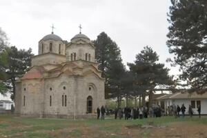"OVO ZAPUSTELO MESTO JE OŽIVELO" U obnovljenoj crkvi u Vitomirici kod Peći nakon 25 godina služena liturgija