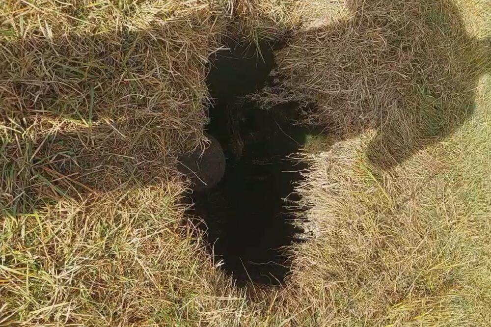 REŠENA MISTERIJA S LIVADE KOD KOSJERIĆA Duboka crna rupa puna vode pojavila se niotkud, meštani Rosića šokirani pojavom FOTO,VIDEO