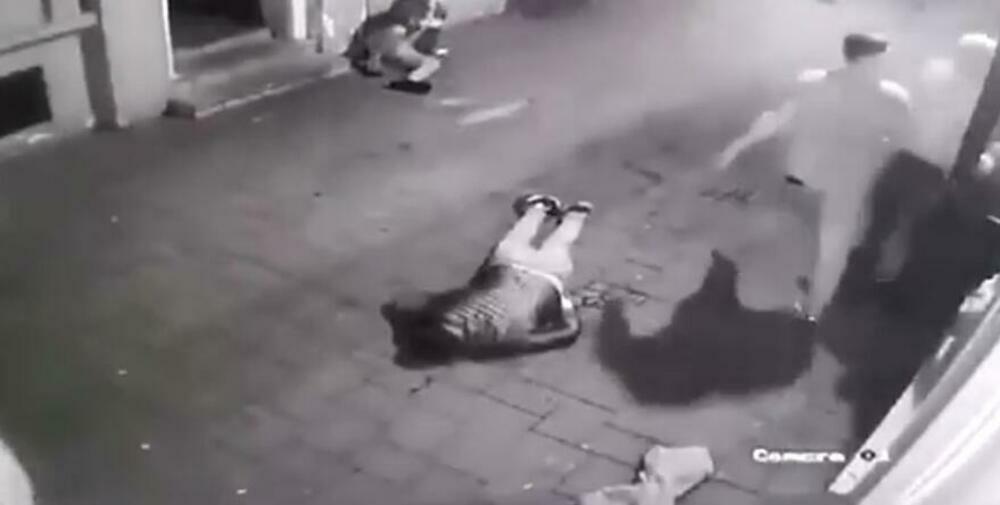 kamere snimile brutalnu tuču mladića u ulici laze telečkog u novom sadu