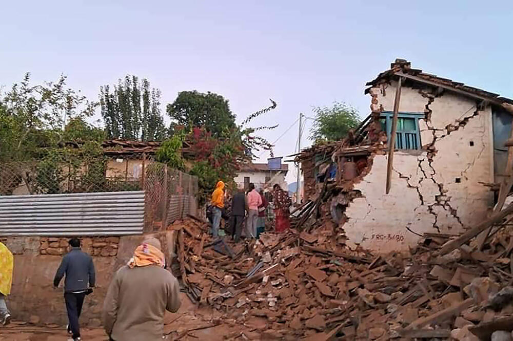 VIŠE OD 100 MRTVIH U JAKOM ZEMLJOTRESU U NEPALU: Srušile se kuće, potres se osetio i u susednoj Indiji (FOTO)