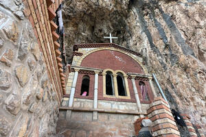 NEVEROVATAN PRIZOR U SRCU SRBIJE: Crkva ugrađena u STRMU STENU, sav materijal nose NA LEĐIMA (FOTO)