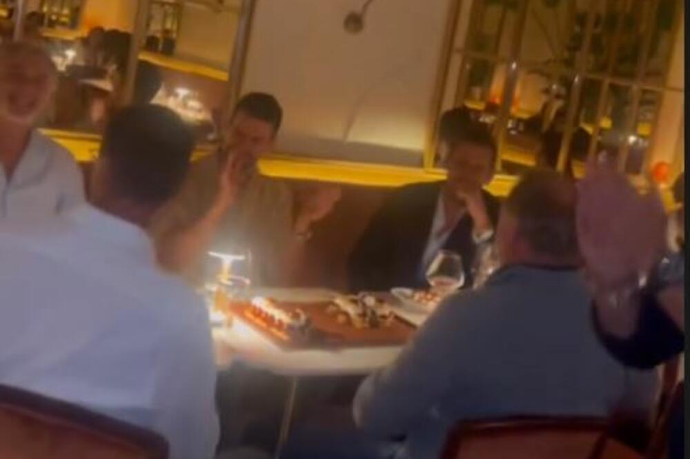ĐOKOVIĆ NA LUDOJ ŽURKI U PARIZU: Novak u poznatom restoranu slavio titulu! Među zvanicama i čuveni fudbaler VIDEO