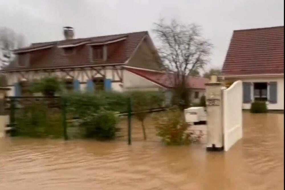 HAOS U FRANCUSKOJ: Poplavljene kuće, evakuisano stanovništvo! Više od 100 gradova u stanju najviše pripravnosti (VIDEO, FOTO)