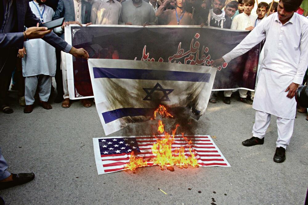 Bes: Demonstranti pale zastave Izraela i SAD
